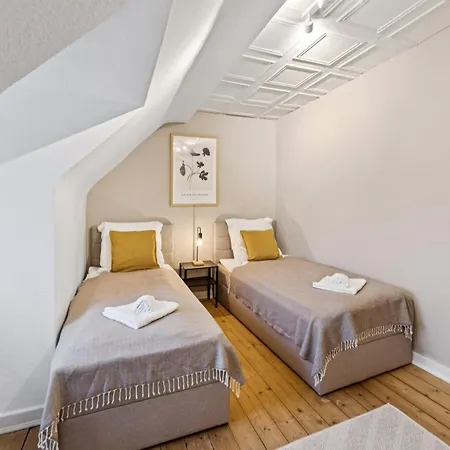 Nalia Homes - With Train Station Within Walking Distance شقة بينهبرغ