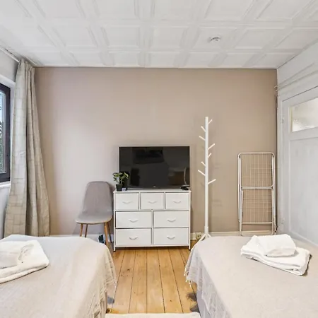 Nalia Homes - With Train Station Within Walking Distance شقة بينهبرغ